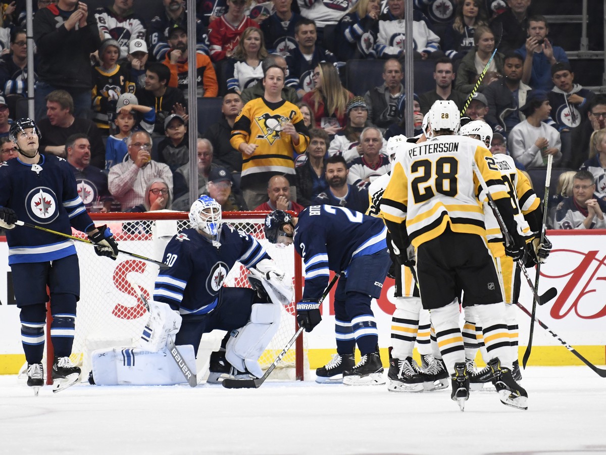Hráči Penguins oslavujú gól do siete Winnipegu