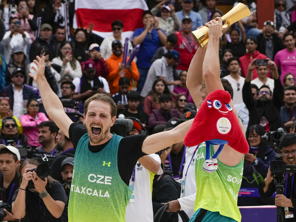 Ondřej Perušič a David Schweiner oslavujú s majstrovskou trofejou