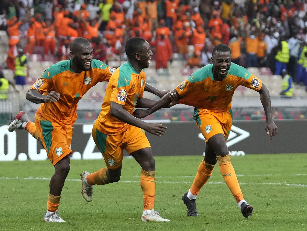 Futbalisti Pobrežia Slonoviny oslavujú gól