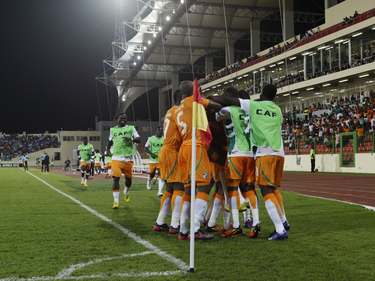 Hráči Pobrežia Slonoviny oslavujú gól Salomona Kaloua