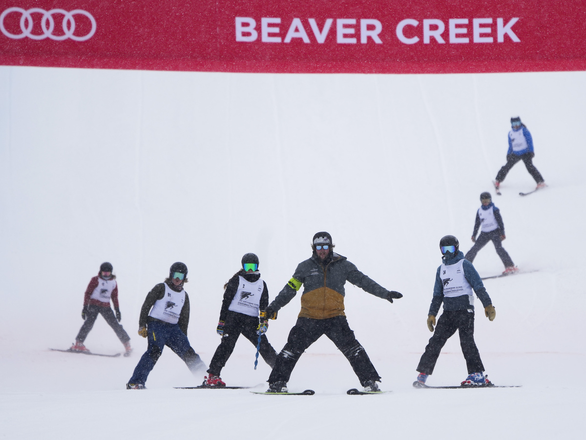 Organizátori odstraňujú sneh z trate po posunutí pretekov zjazdu Svetového pohára alpských lyžiarov v americkom stredisku Beaver Creek