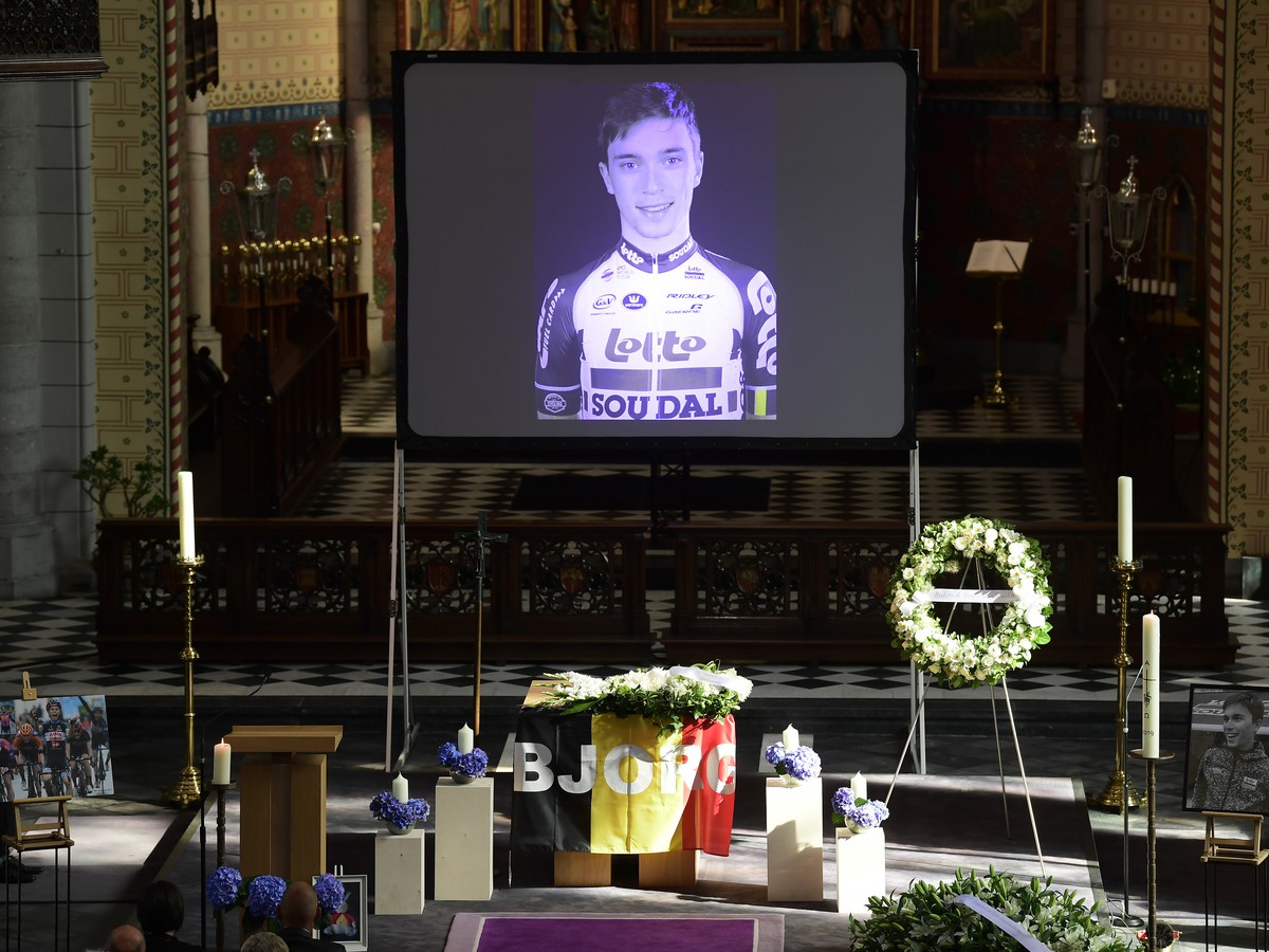 Rakva z ostatkami belgického cyklistu Bjorga Lambrechta pod oltárom počas smútočného obradu
