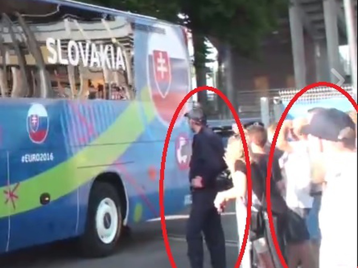 Autobus odchádza z tréningu: polícia pred ním aj za ním, policajti v dave fanúšikov