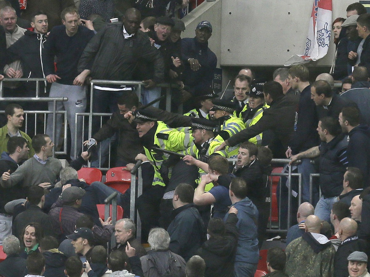 Polícia mala počas semifinálového súboja FA Cupu prácu s výtržníkmi