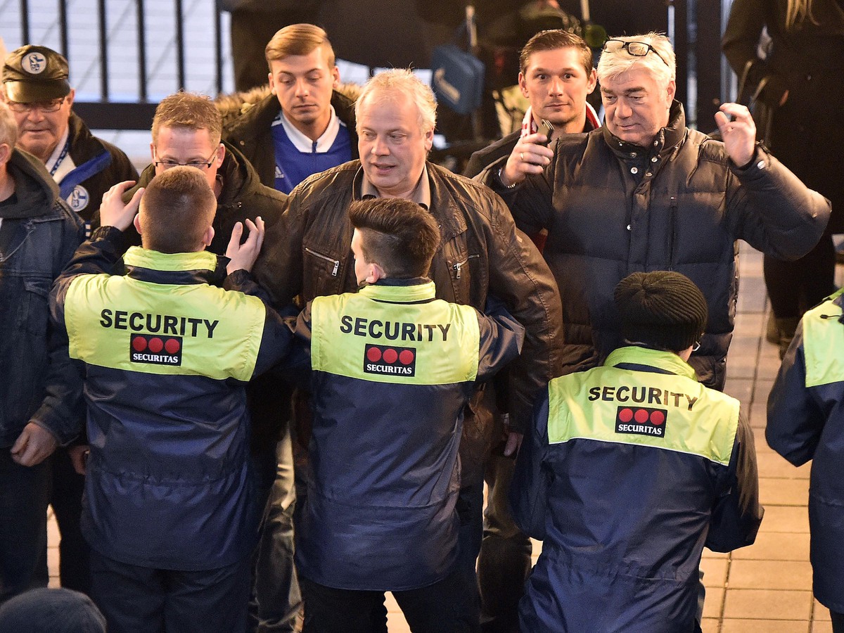 Po teroristických útokoch v Paríži sa zvýšili bezpečnostné opatrenia aj na nemeckých futbalových štadiónoch