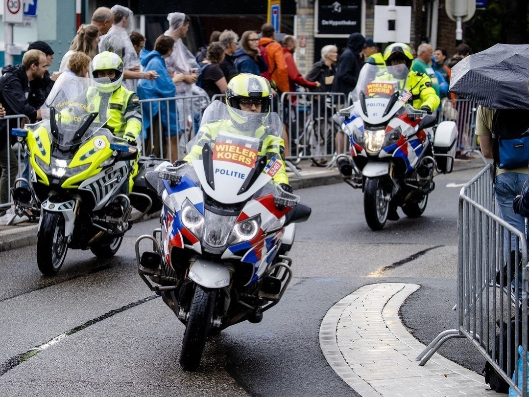Policajti na motorkách počas Vuelty