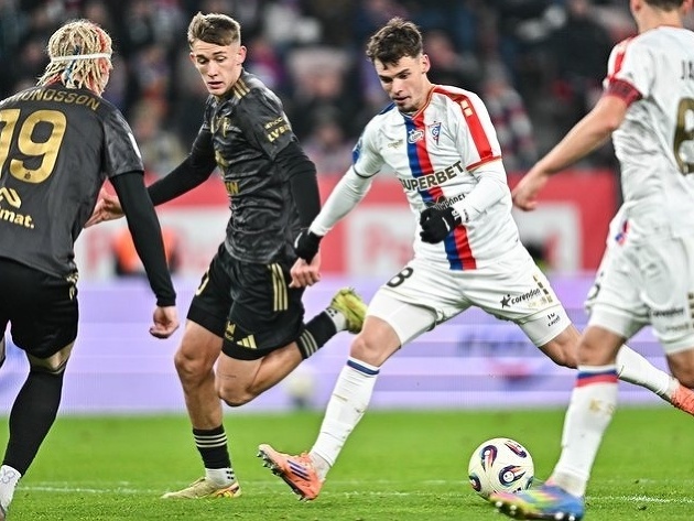 Český futbalista Lukáš Ambros (s loptou)