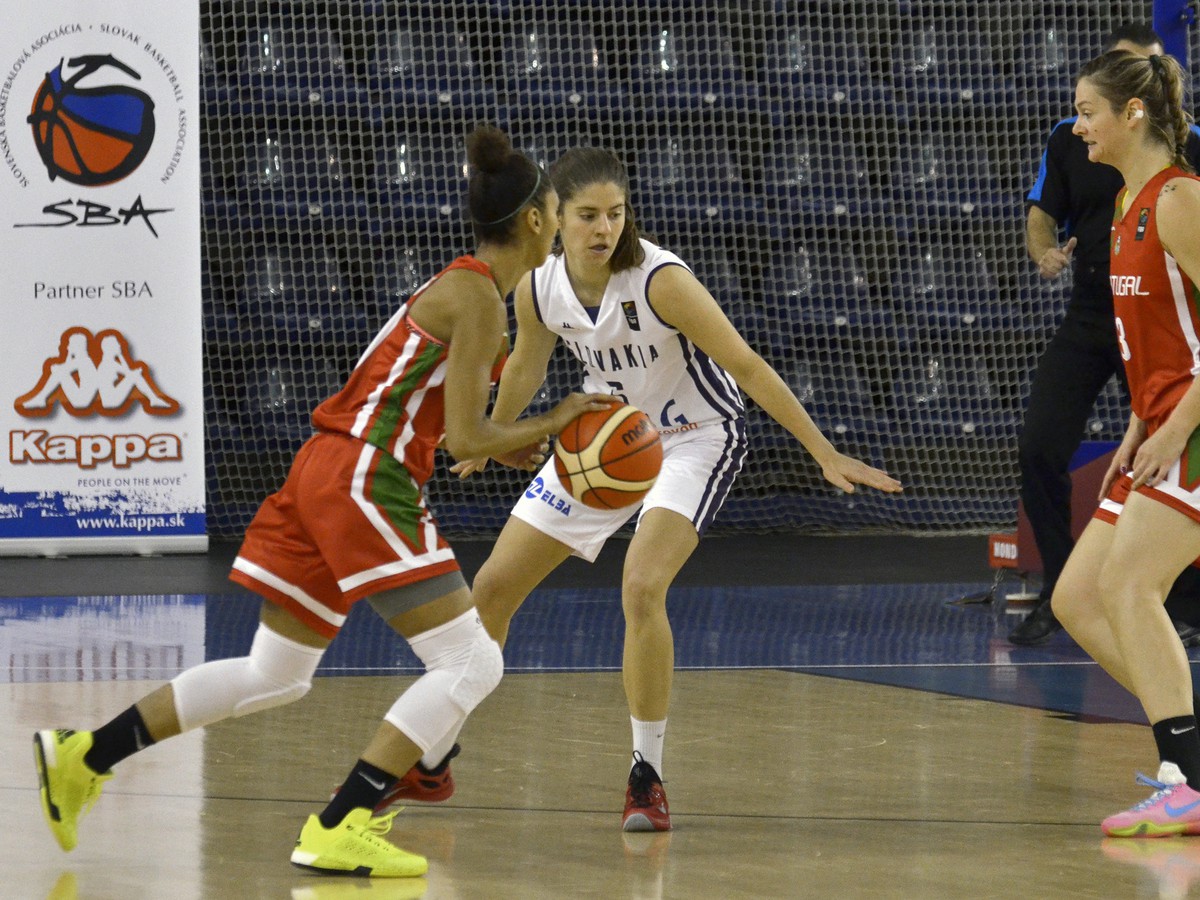 Marta Páleníková zo Slovenska (druhá zľava) počas basketbalového zápasu Slovensko - Portugalsko 