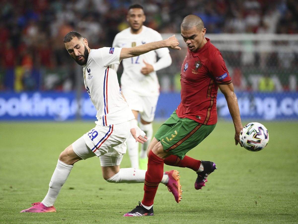 Pepe a Karim Benzema v súboji o loptu