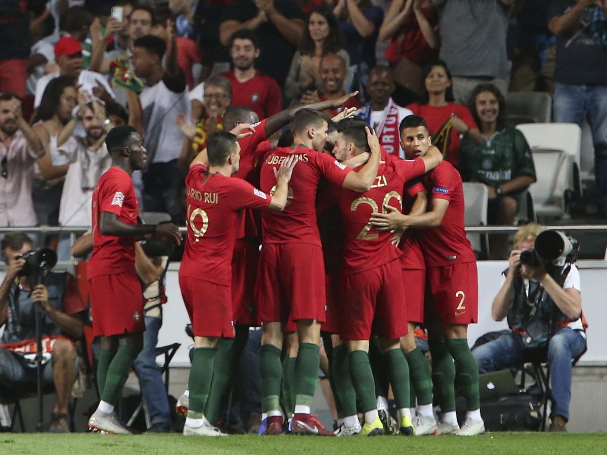 Portugalskí futbalisti sa tešia po strelení úvodného gólu v zápase proti Taliansku