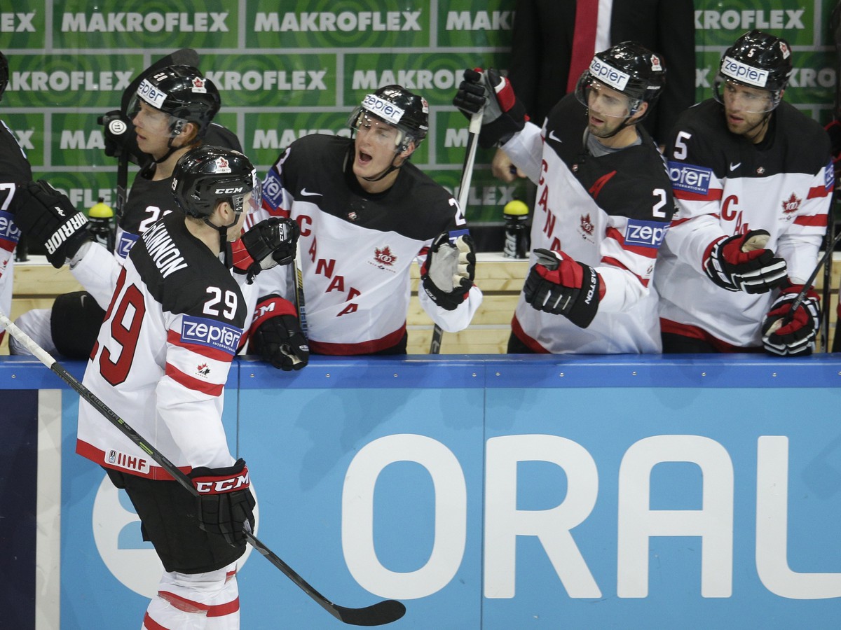 Nathan Mackinnon oslavuje so spoluhráčmi gól Kanady