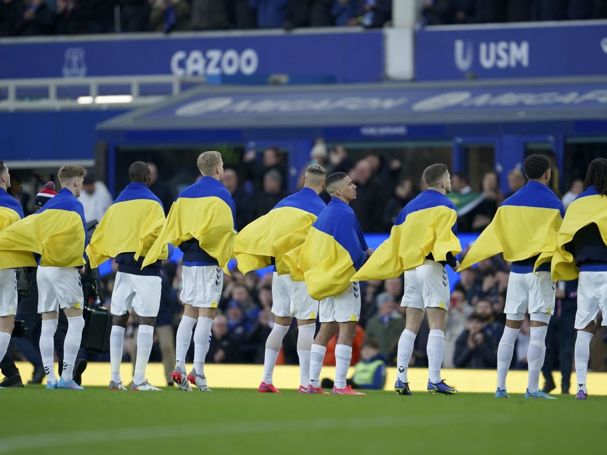 Futbalisti Evertonu s ukrajsinksými vlajkami prichádzajú pred zápasom