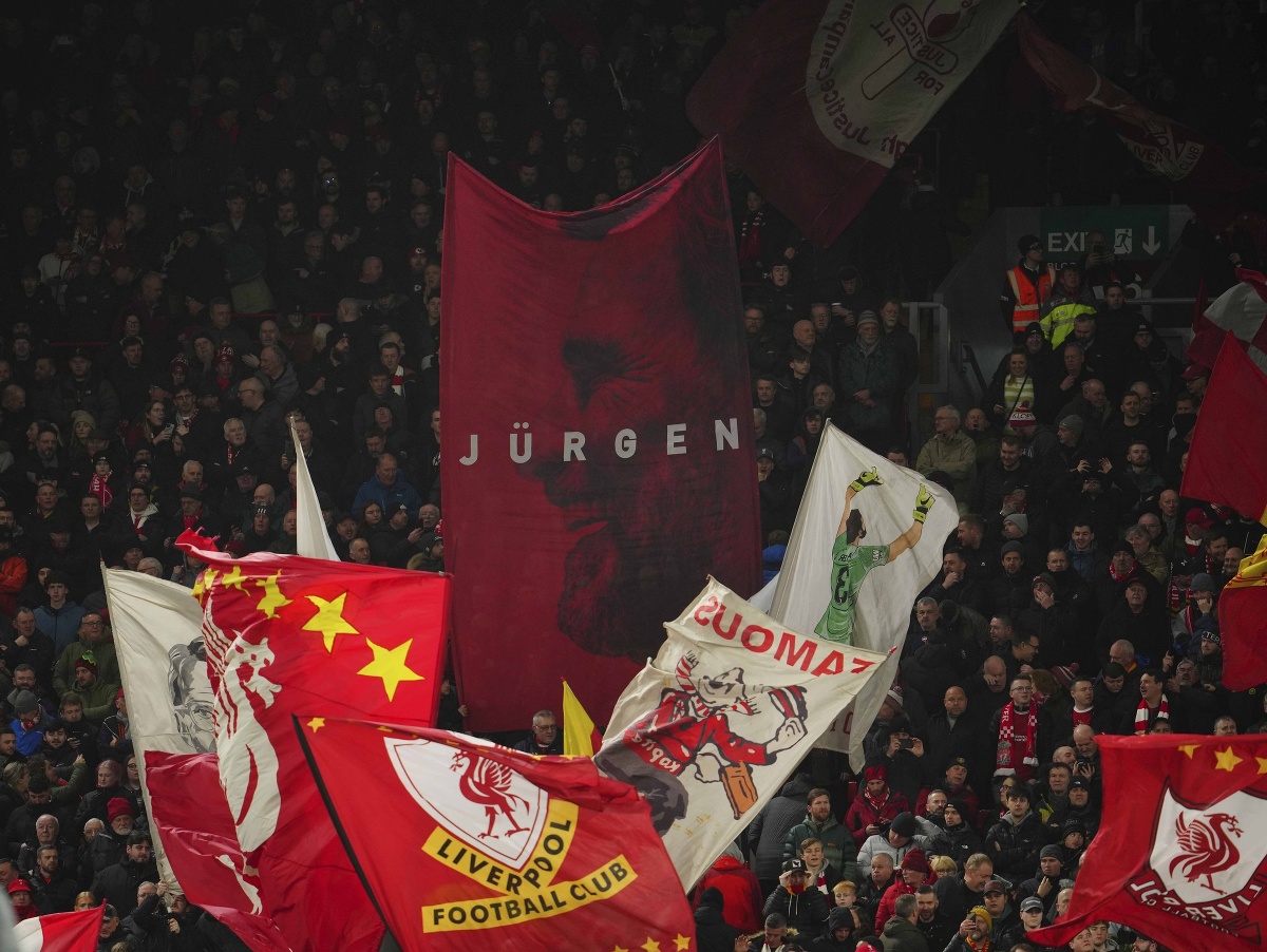 Fanúšikovia Liverpoolu mávajú vlajkami počas zápasu