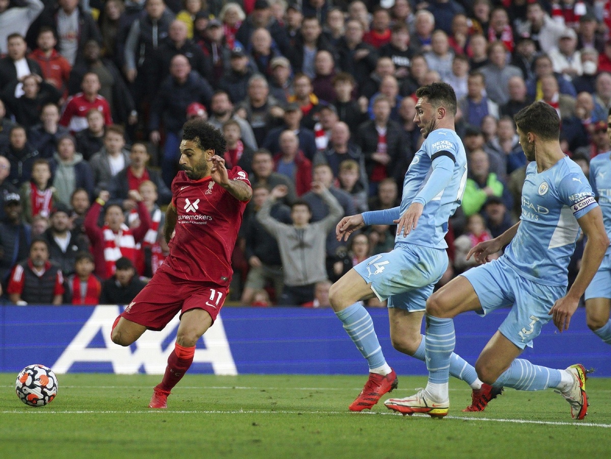 Hráč Liverpoolu Mohamed Salah (vľavo) strieľa druhý gól