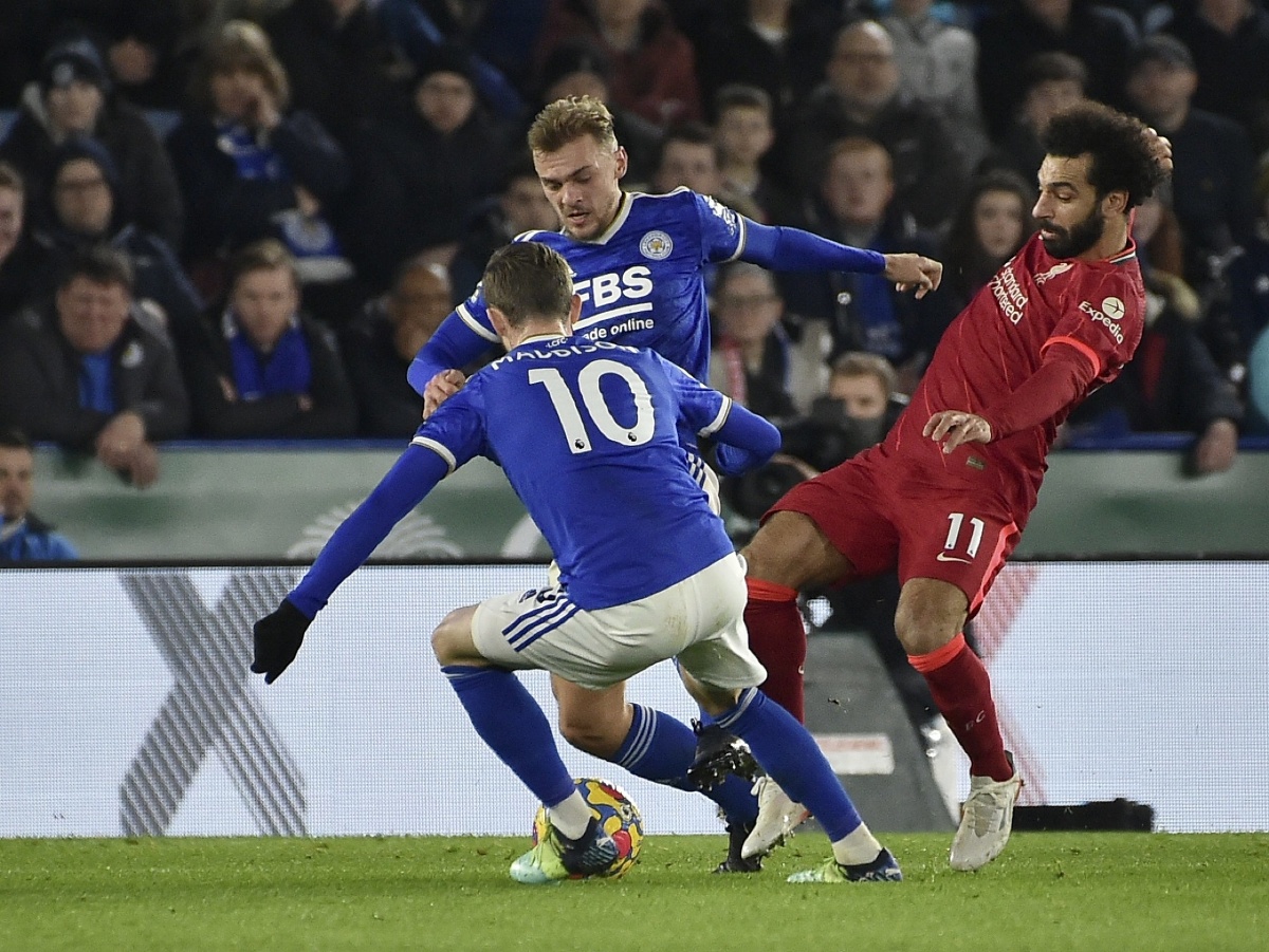 Hráč Liverpoolu Mohamed Salah  (vpravo) v súboji s Jamesom Maddisonom (vpredu vľavo) z Leicesteru