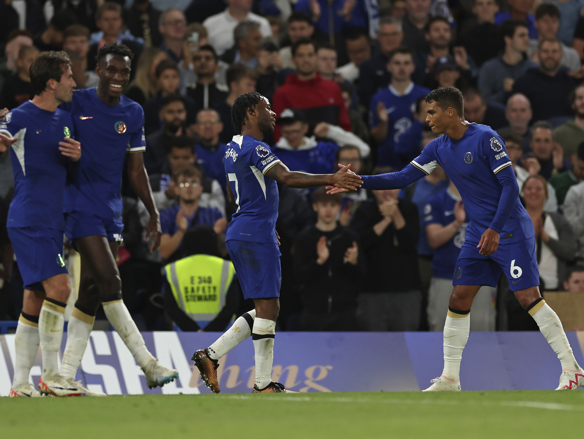 Raheem Sterling a Thiago Silva oslavujú gól Chelsea