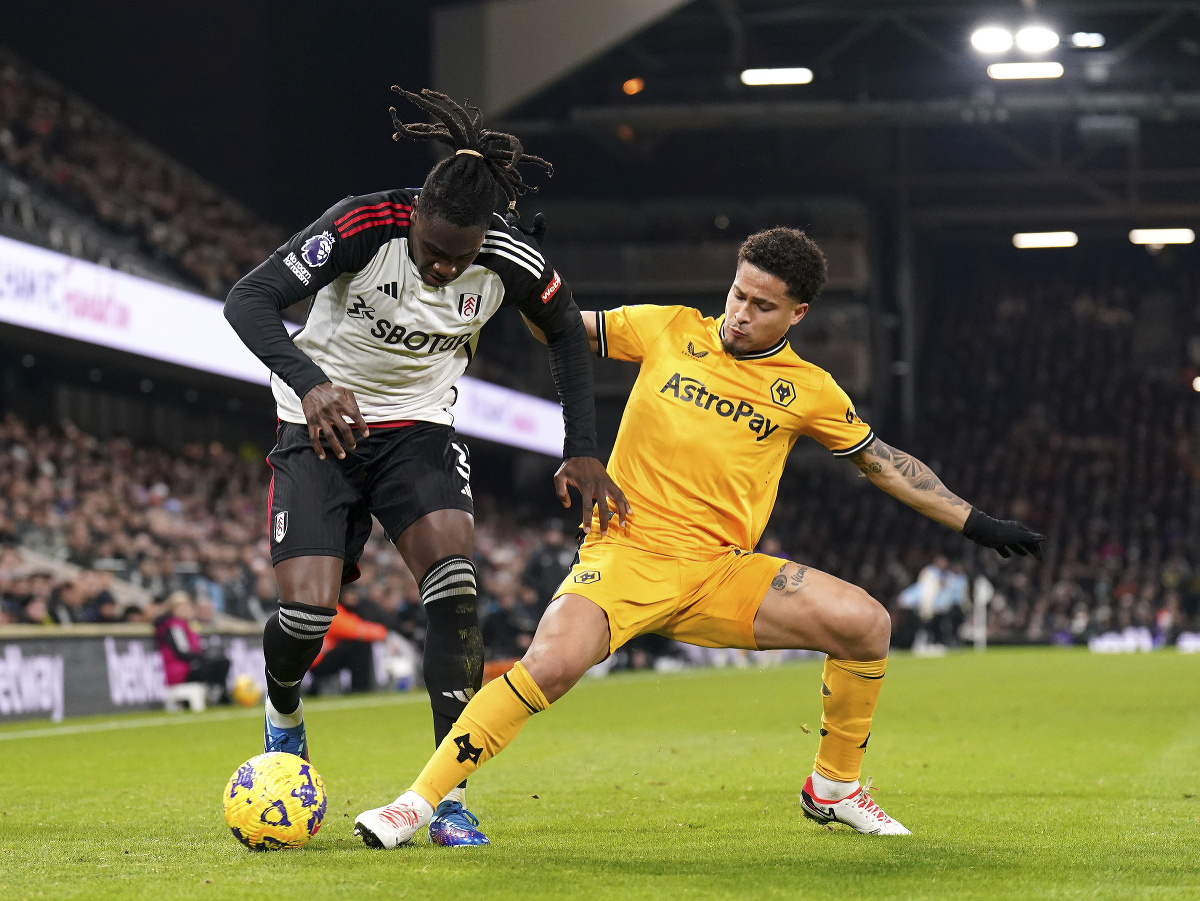 Zľava hráč Fulhamu Calvin Bassey a hráč Wanderers Joao Gomes v súboji o loptu