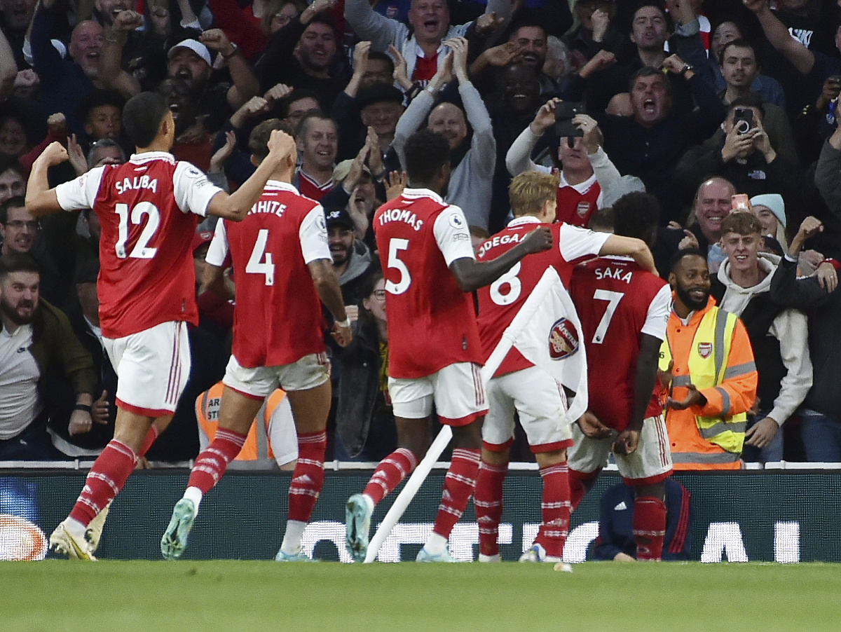 Hráči Arsenalu oslavujú gól do siete Liverpoolu