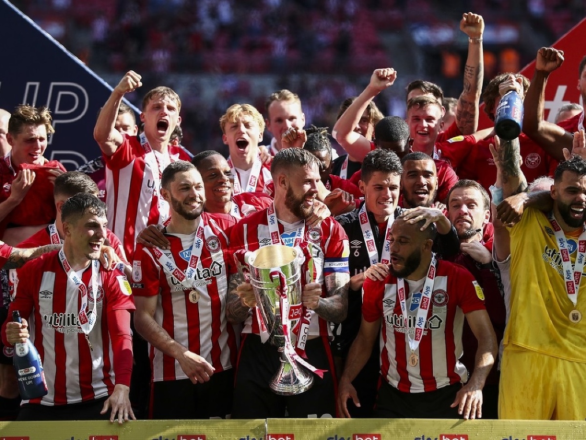 Futbalisti Brentfordu oslavujú postup do Premier League