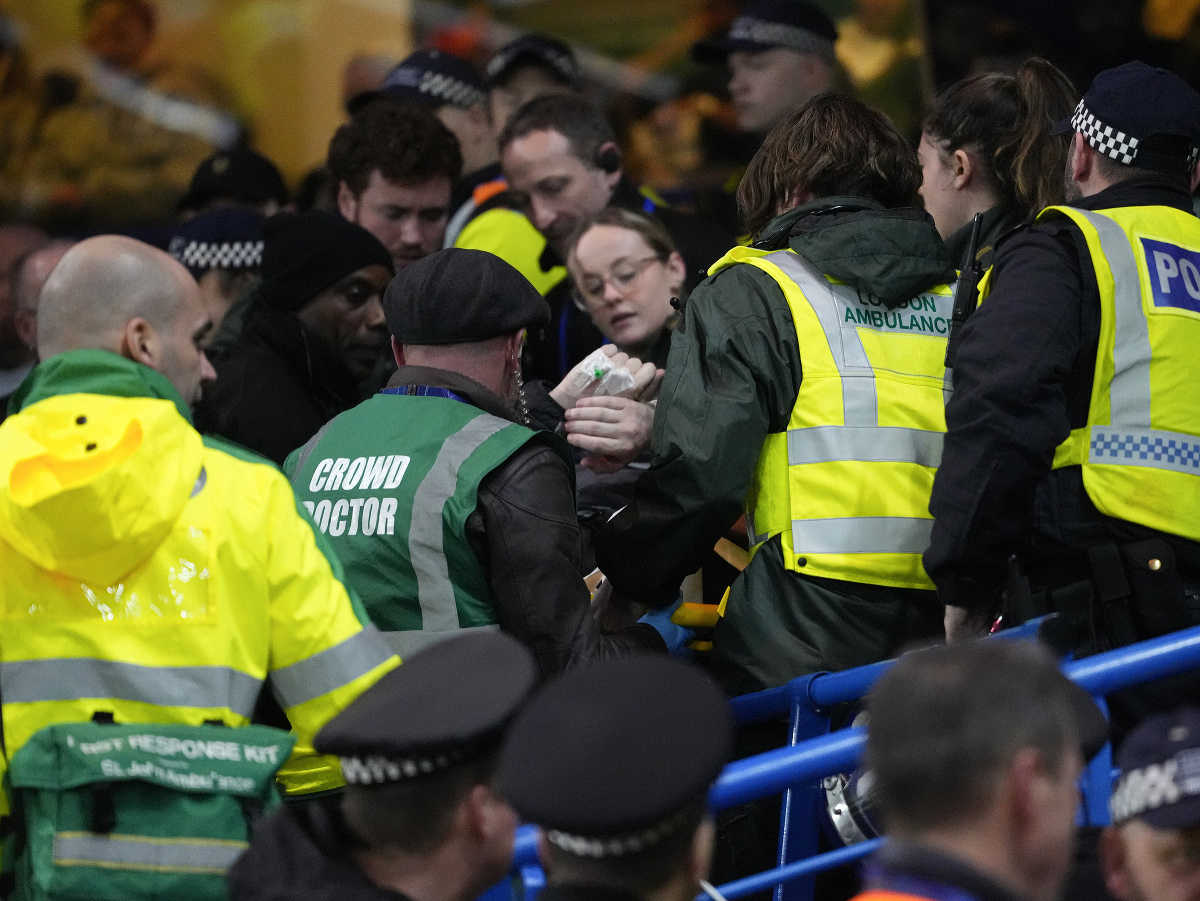 Lekársky tím ošetruje fanúšika, ktorý sa zranil pri páde z tribúny na štadióne Stamford Bridge