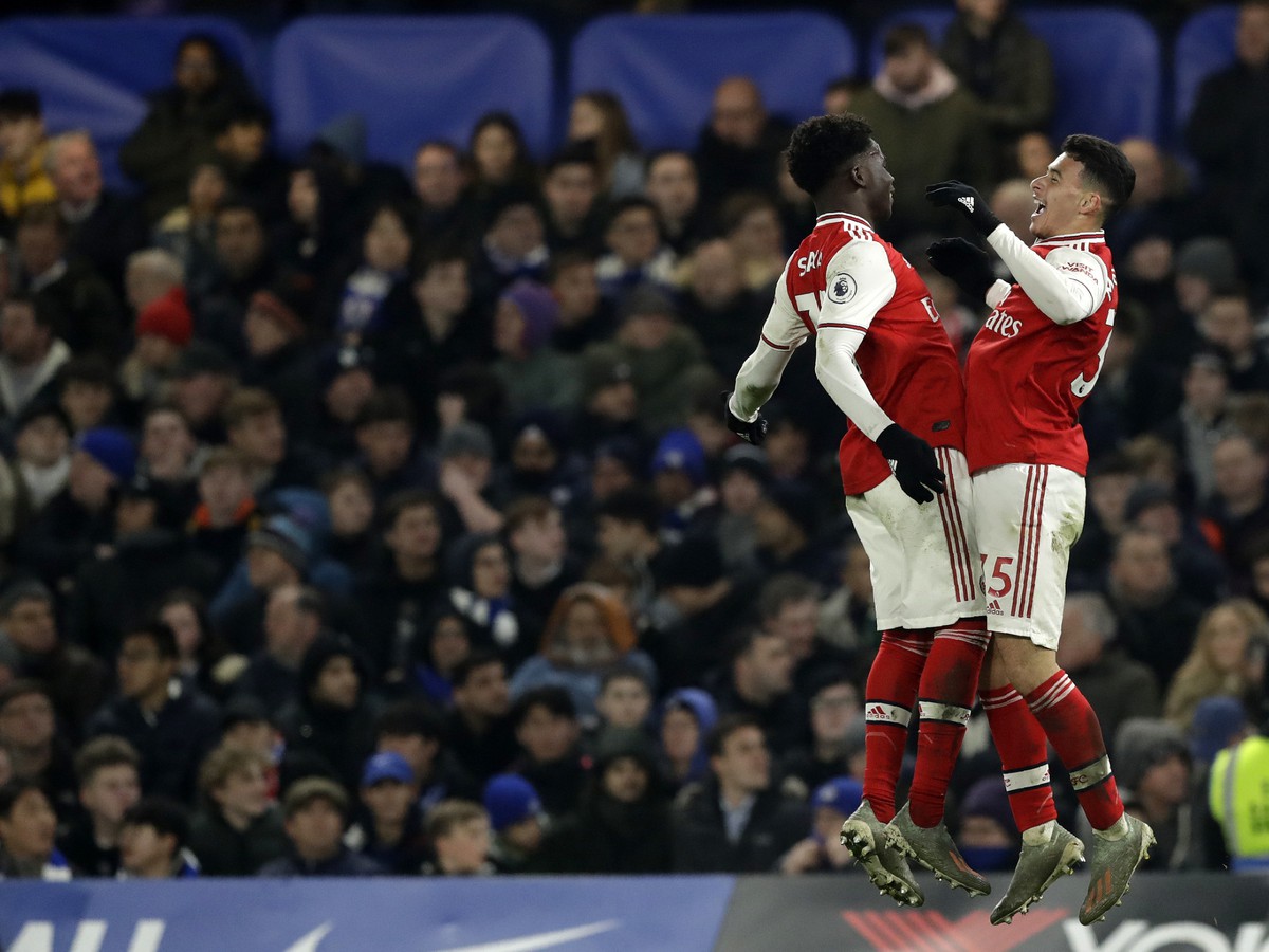 Bukayo Saka a Gabriel Martinelli oslavujú gól v zápase Premier League