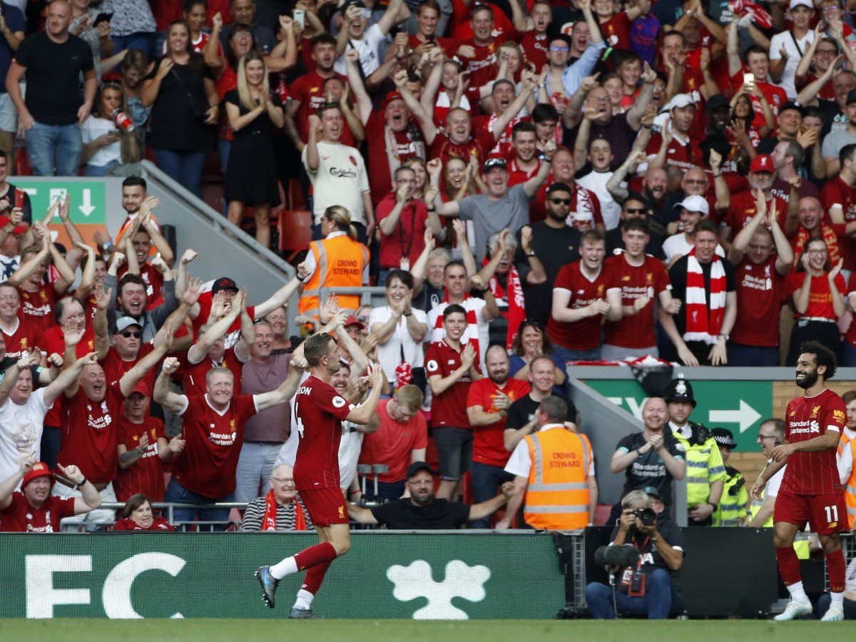 Jordan Henderson a Mohamed Salah oslavujú gól LFC