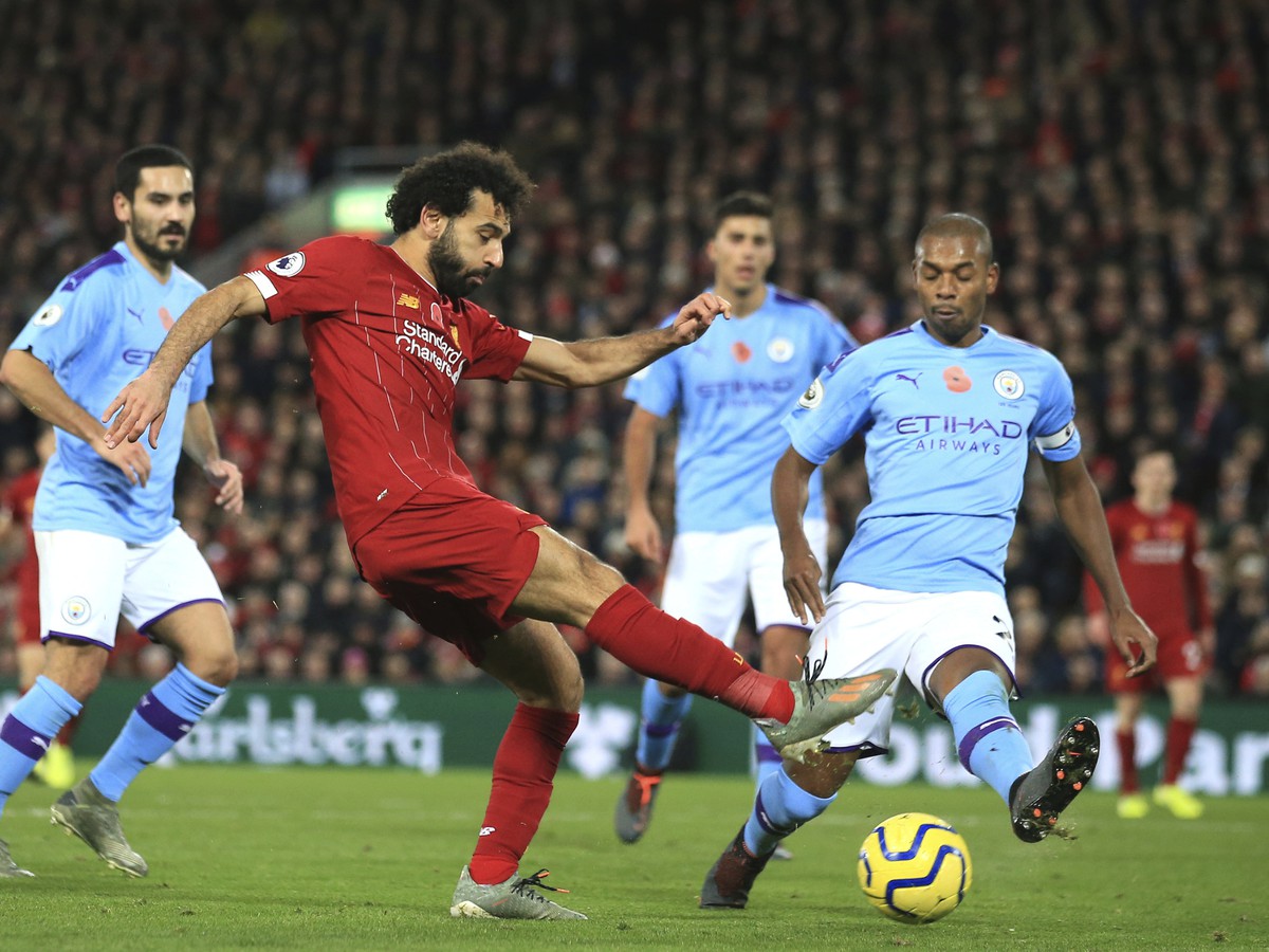 Mohamed Salah v súboji o loptu