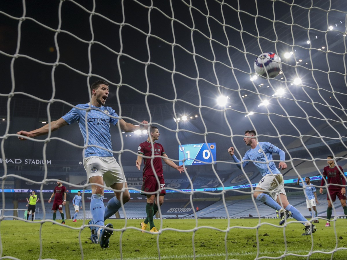 Futbalisti Manchestru City oslavujú gól 