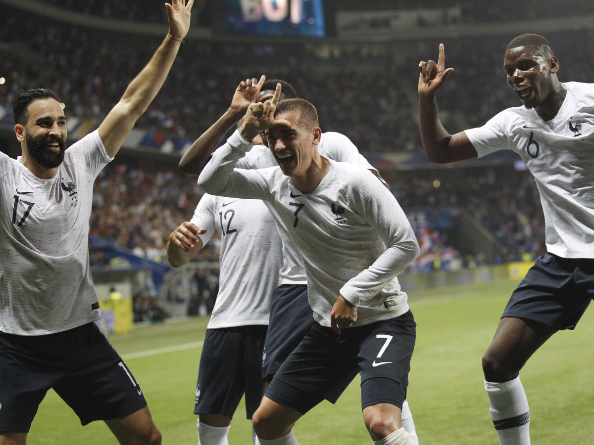 Paul Pogba (vpravo) so spoluhráčmi oslavuje gól Francúzska