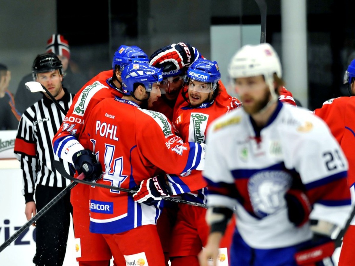 Českí hokejisti oslavujú gól do siete Nórska