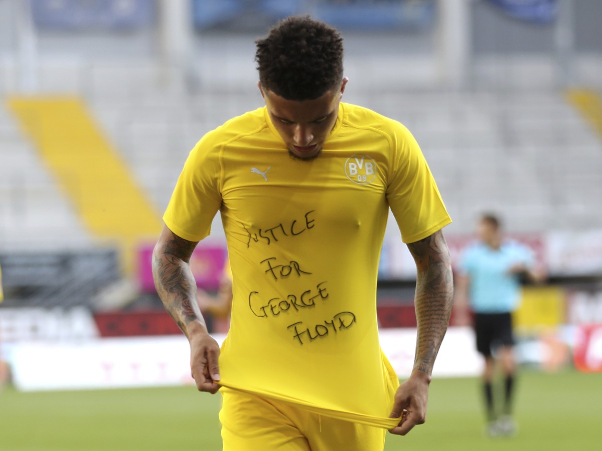 V nedeľu podporil gestom protesty aj útočník Dortmundu Jadon Sancho