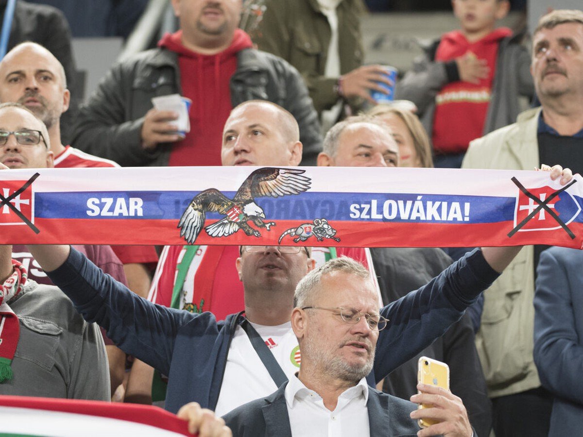 Protislovenský šál v rukách maďarského fanúšika