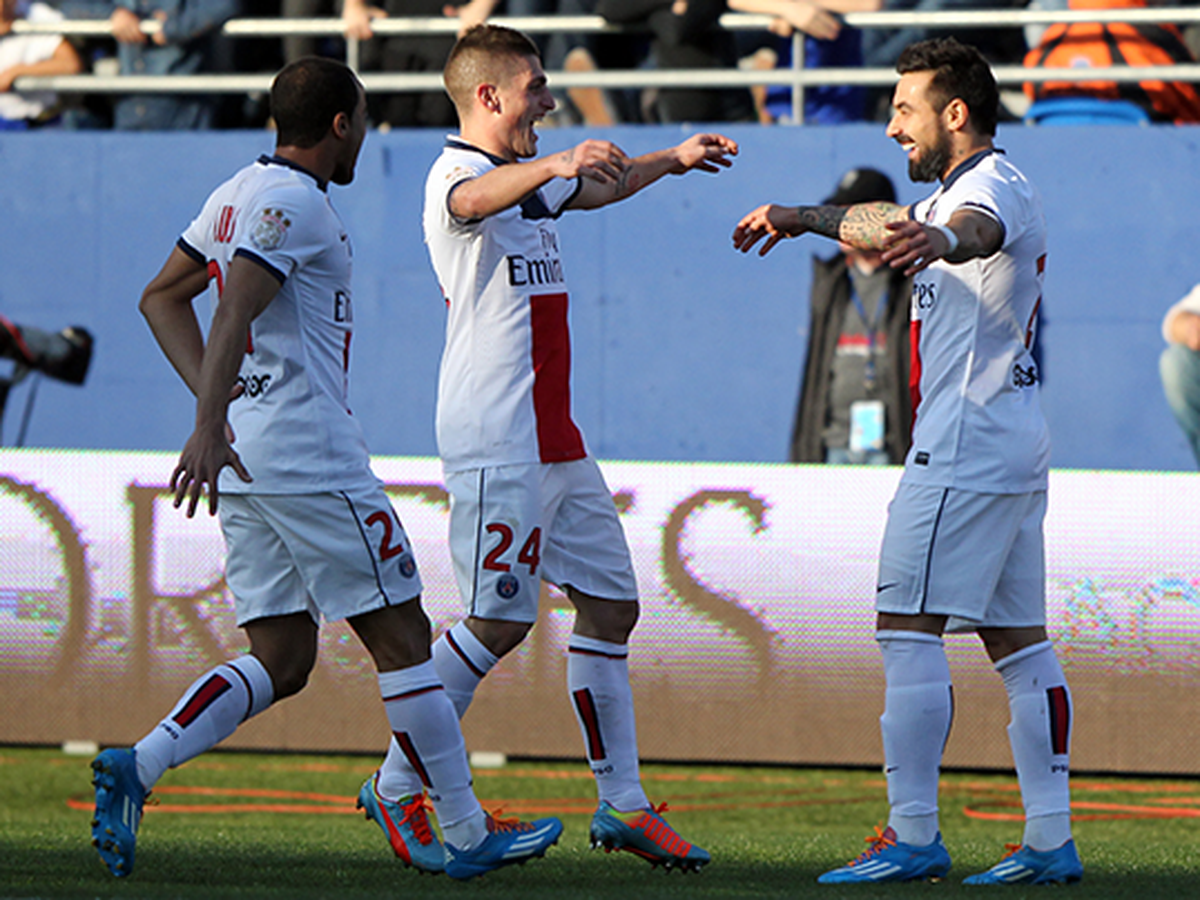 Futbalisti PSG oslavujú gól proti Bastii