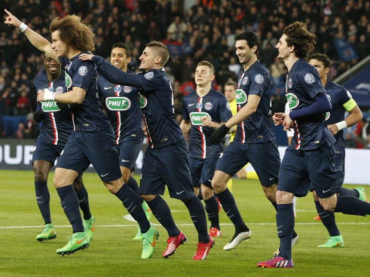 David Luiz so spoluhráčmi oslavuje vedúci gól PSG