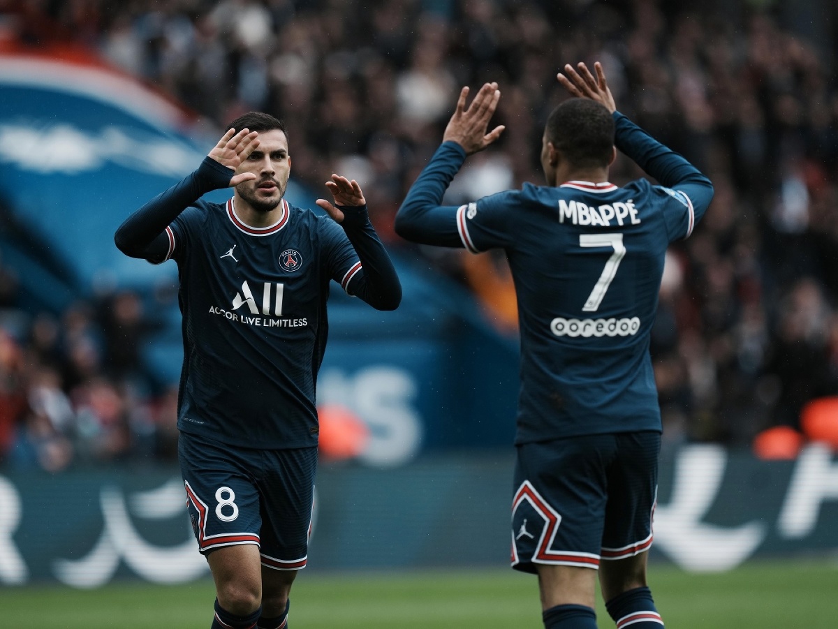 Kylian Mbappé a Leandro Paredes oslavujú gól PSG