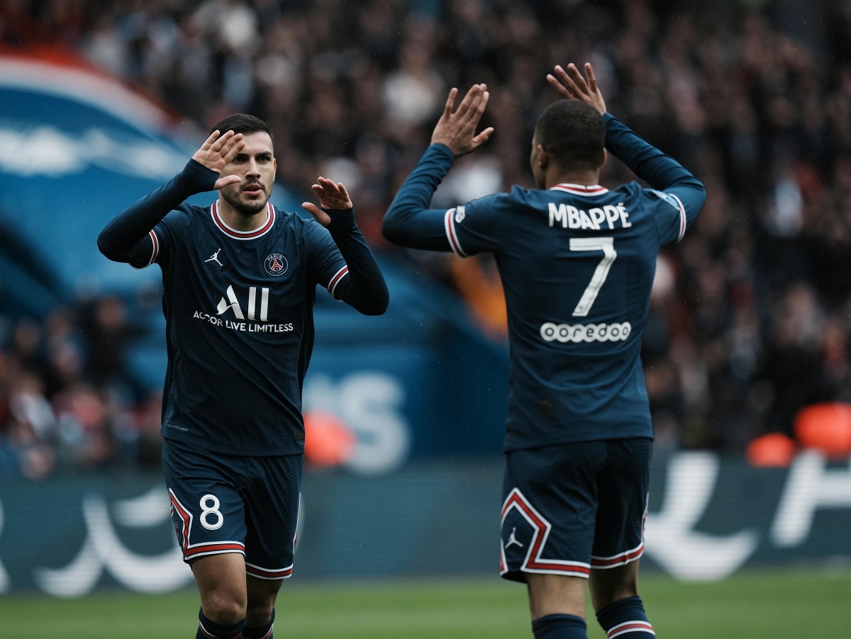 Kylian Mbappé a Leandro Paredes oslavujú gól PSG