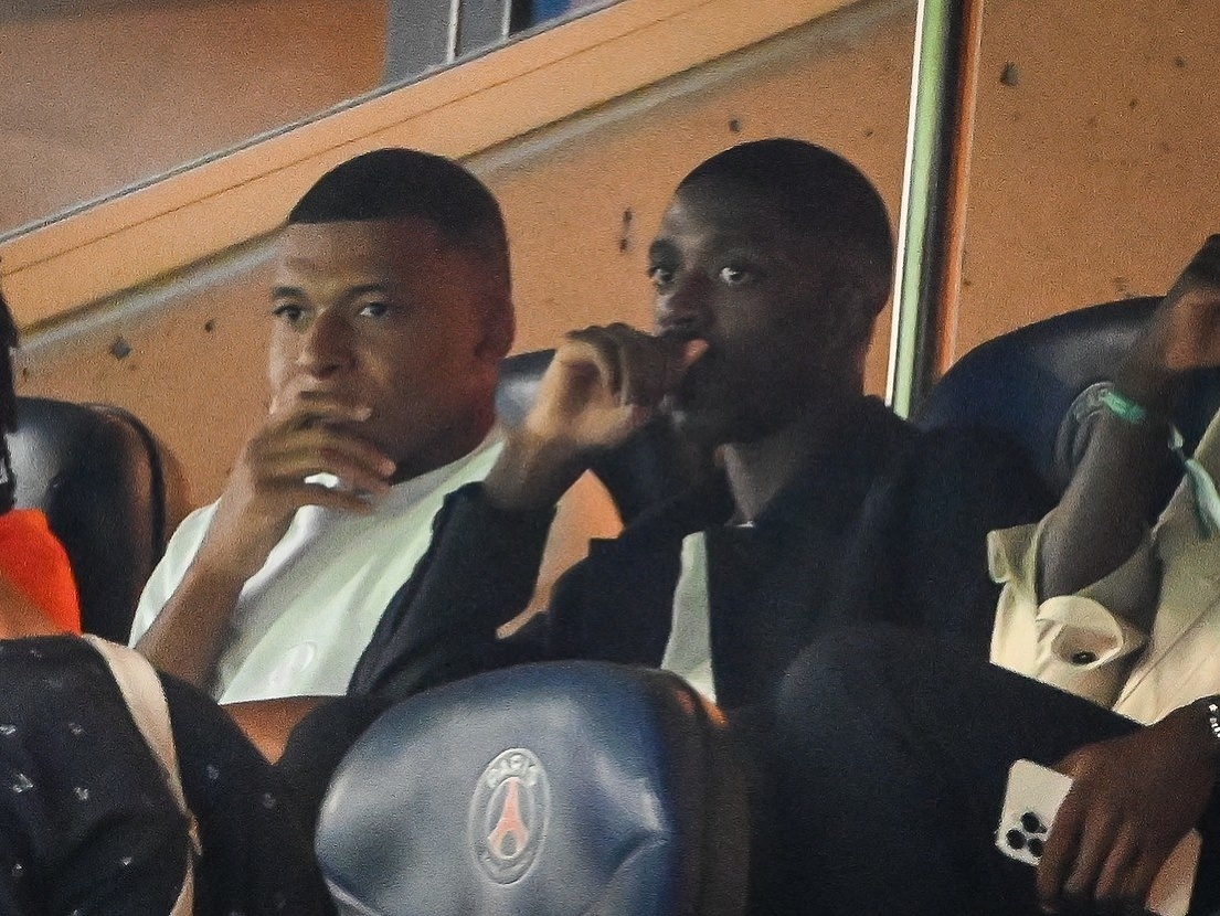 Kylian Mbappé na tribúne sleduje duel PSG - Lorient