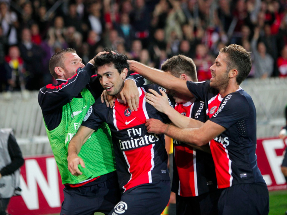Javier Pastore (uprostred) v objati hráčov PSG