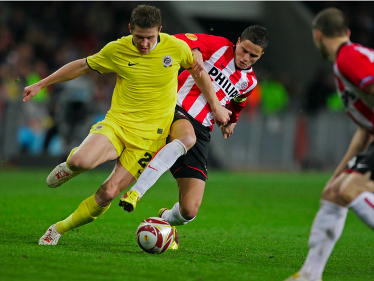 Ibrahim Afellay v súboji s Jurajom Kuckom