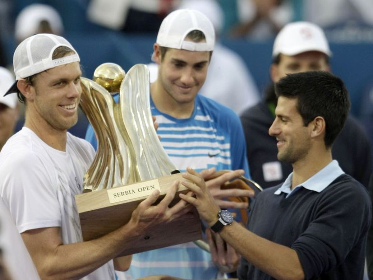 Sam Querrey preberá trofej od organizátora Djokoviča