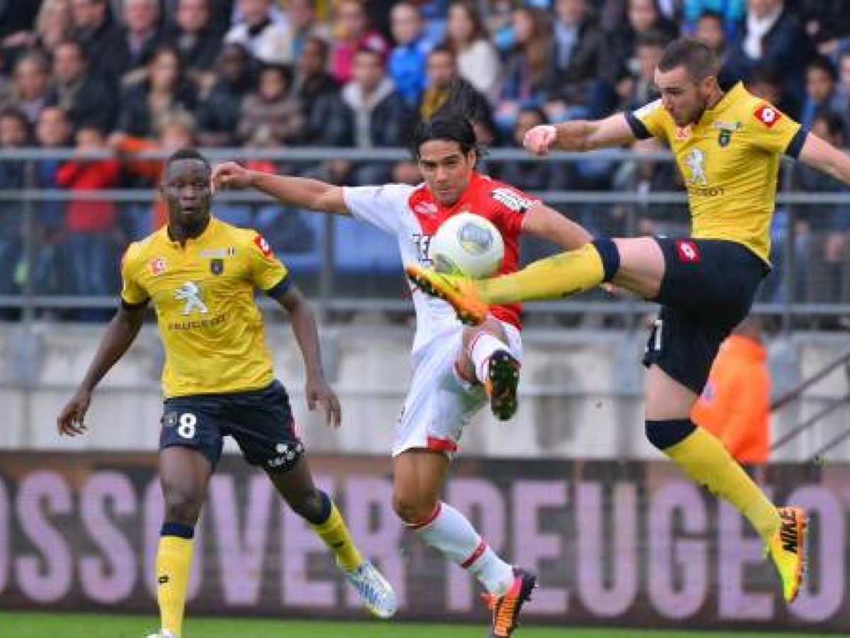 Radamel Falcao bojuje o loptu s hráčmi Sochaux