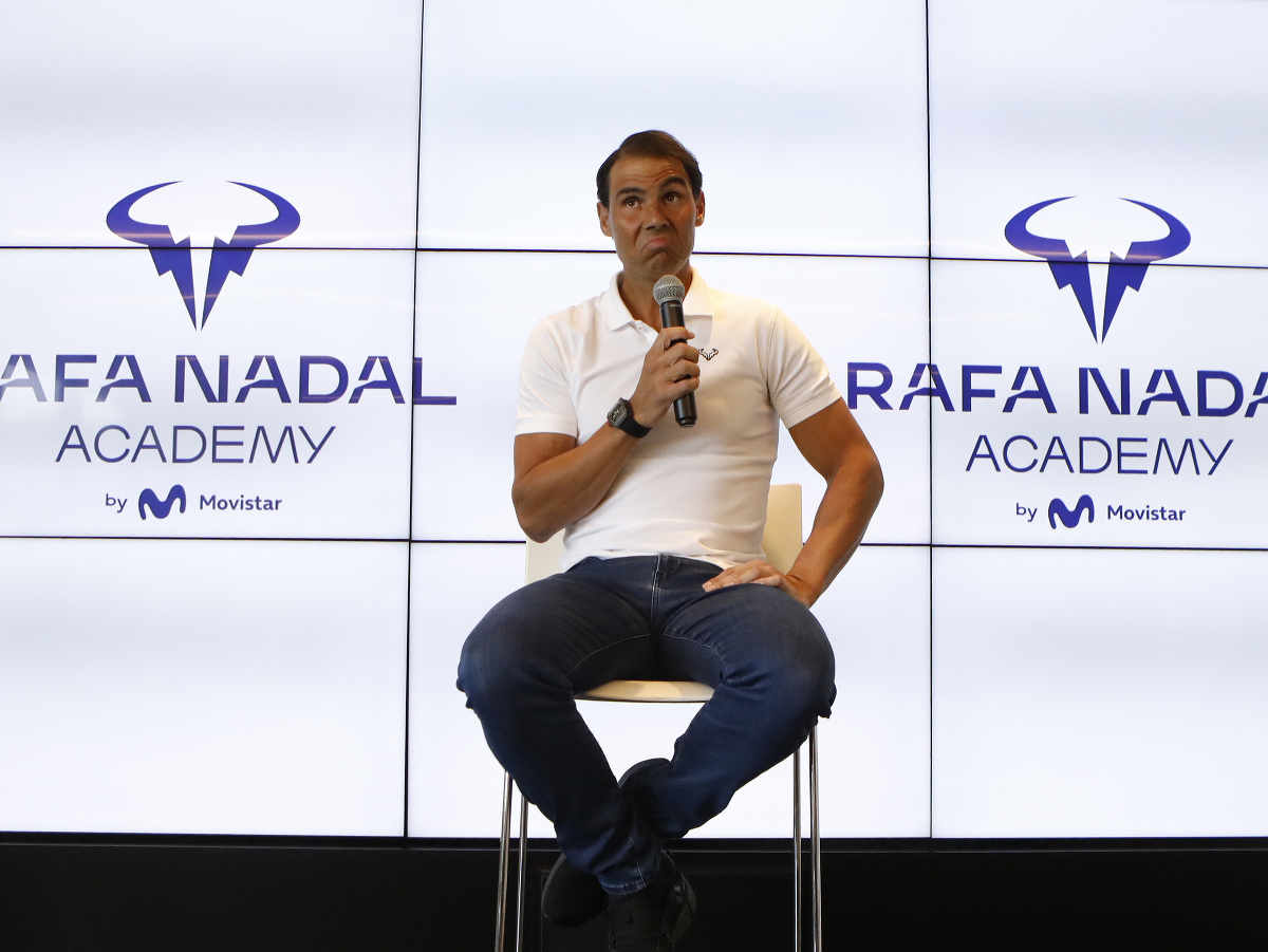 Španielsky tenista Rafael Nadal hovorí počas tlačovej konferencie v priestoroch svojej akadémie na Malorke