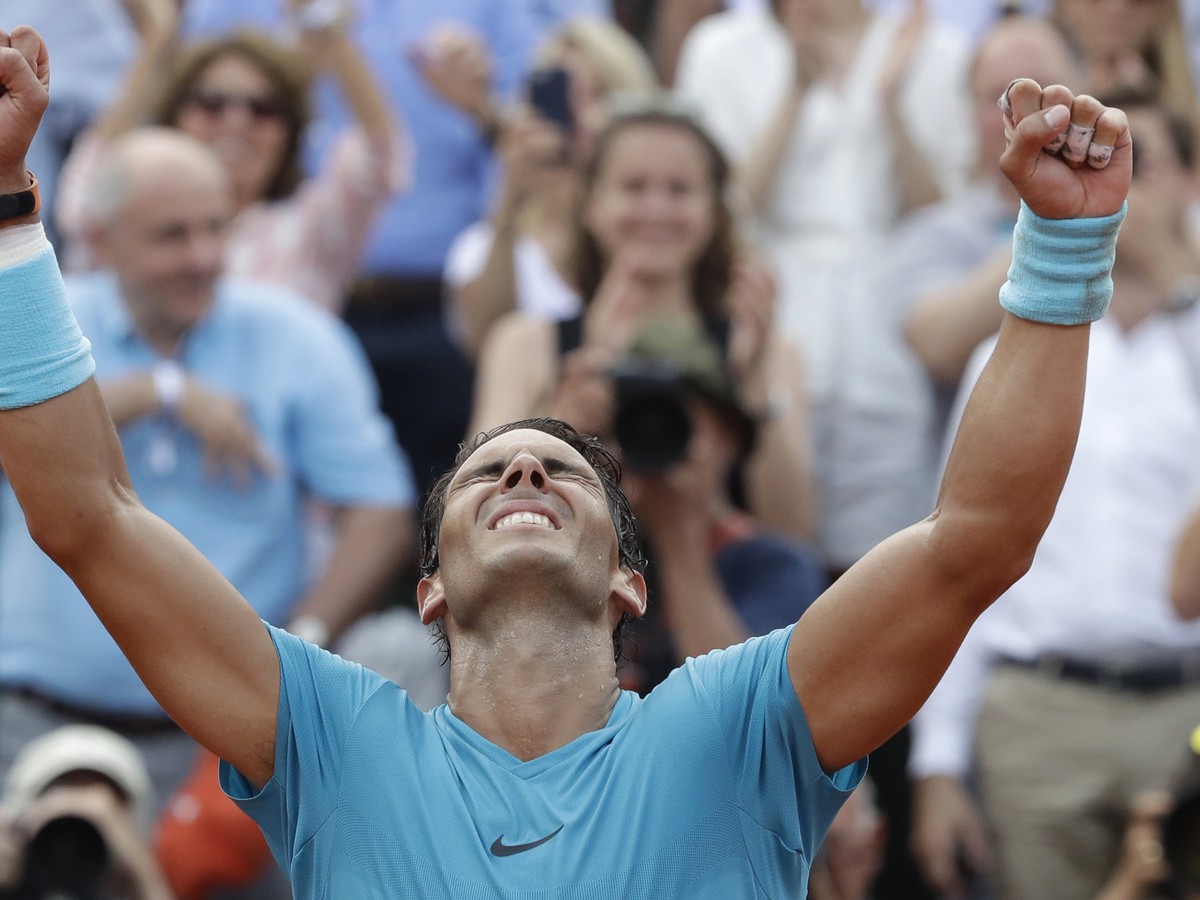 Španielsky tenista Rafael Nadal oslavuje po jeho výhre nad Rakúšanom Dominicom Thiemom vo finále grandslamového tenisového turnaja Roland Garros