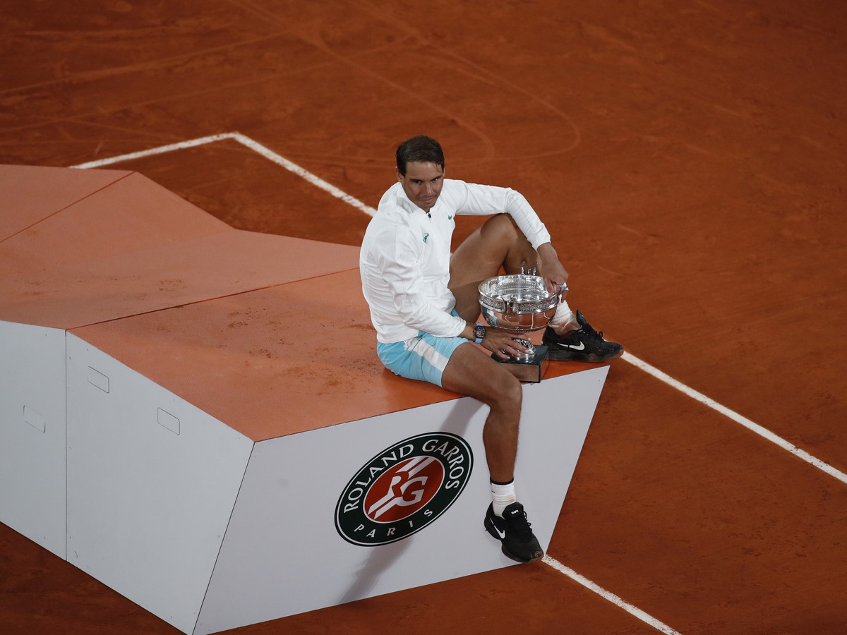 Španielsky tenista Rafael Nadal pózuje s trofejou pre víťaza Roland Garros