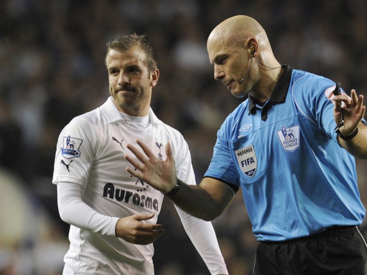 Howard Webb v debate s Van der Vaartom