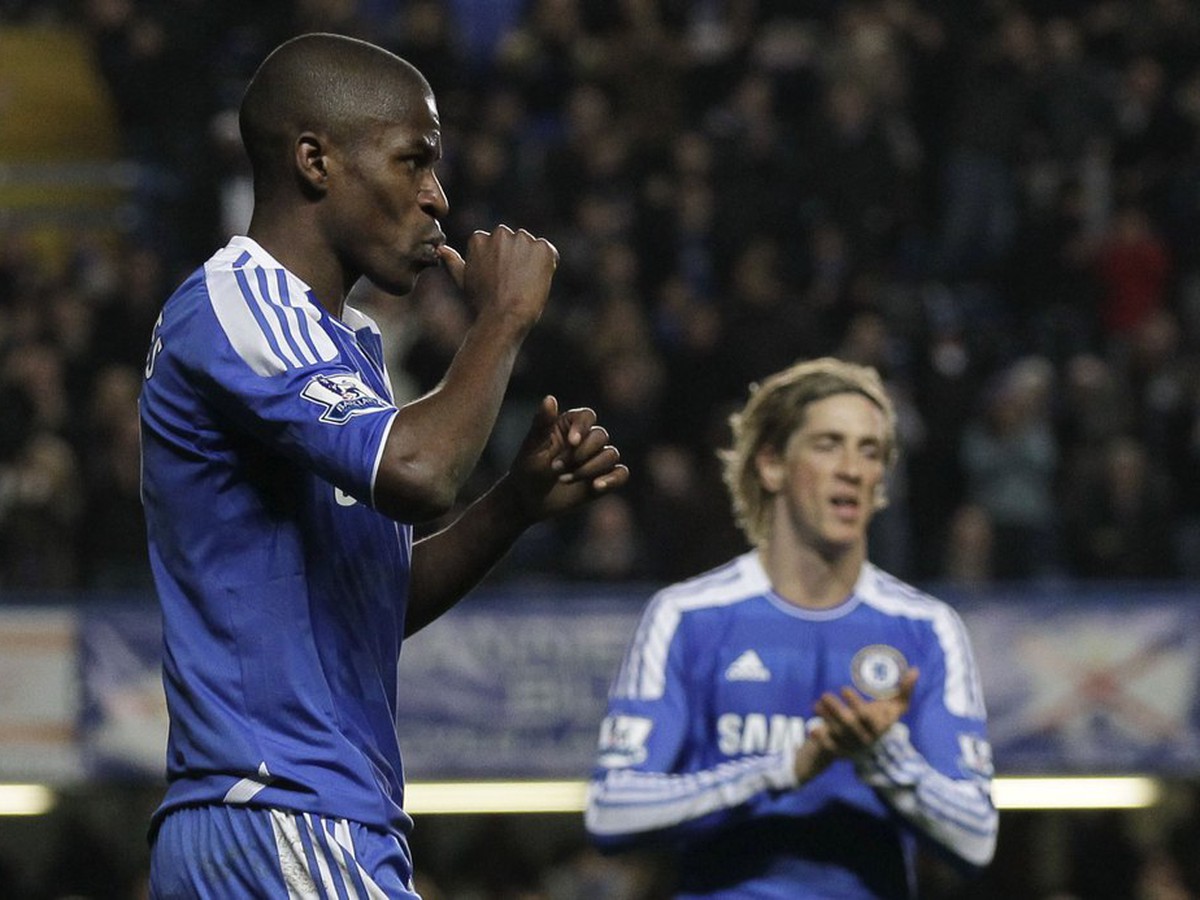 Ramires z londýnskej Chelsea (vľavo) oslavujúci svoj druhú gól do siete Portsmouthu v zápase FA Cupu (8.1.)