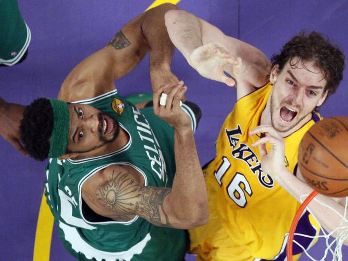 Rasheed Wallace a Pau Gasol v tvrdom súboji pod košom