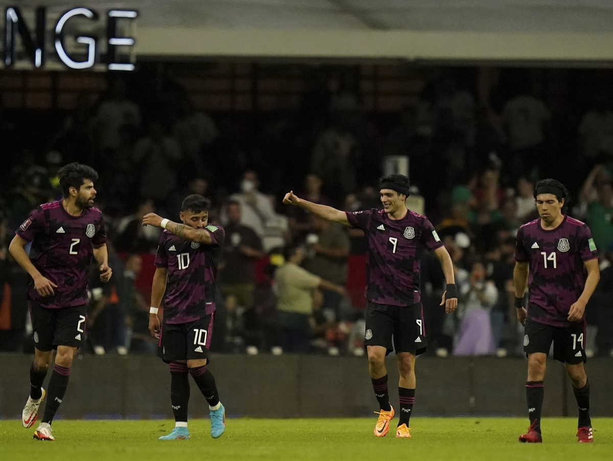 Na snímke uprostred mexický útočník Raúl Jiménez oslavuje gól