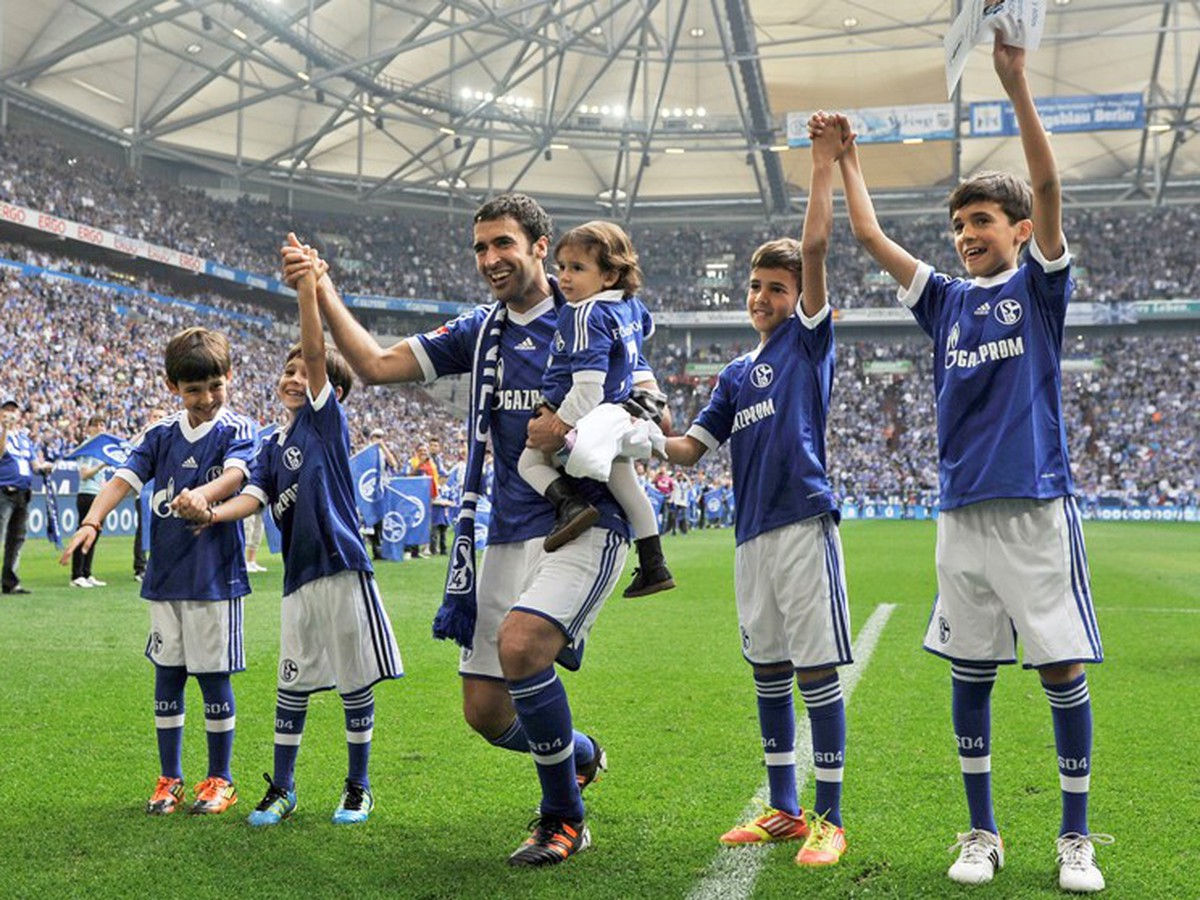 Raúl so svojimi piatimi deťmi pri rozlúčke s fanúšikmi Schalke