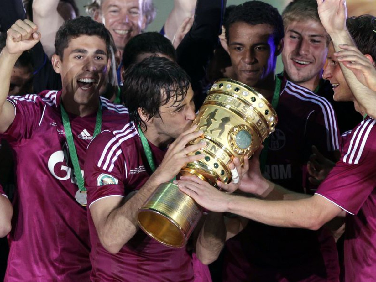 Raúl so spoluhráčmi sa teší z pohárovej trofeje